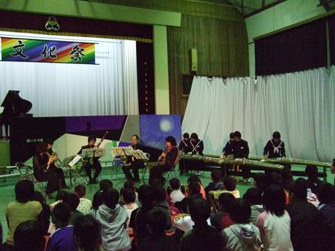 20081126�w�Z�ւ̌|�p�Ɠ��h������ ���s�����Ò��w�Z�̎ʐ^